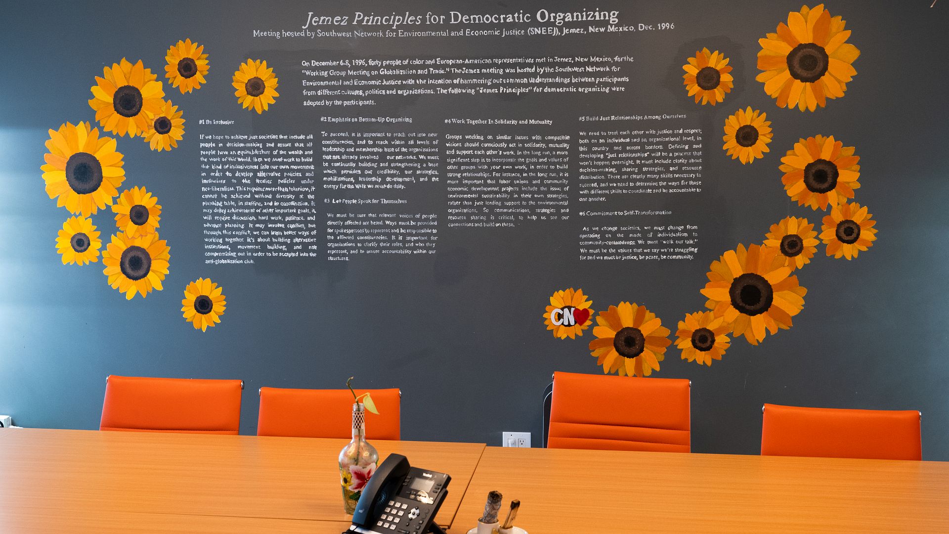 Die Jemez-Prinzipien für demokratisches Organisieren an der Wand eines der Sitzungsräume von UPROSE